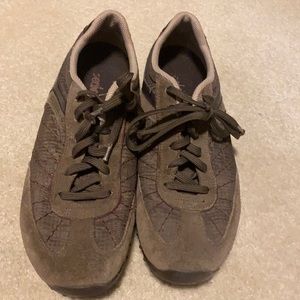 Women’s brown Skechers size 8